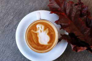 pumpkin spiced latte recipe - image of coffee with ghost latte art